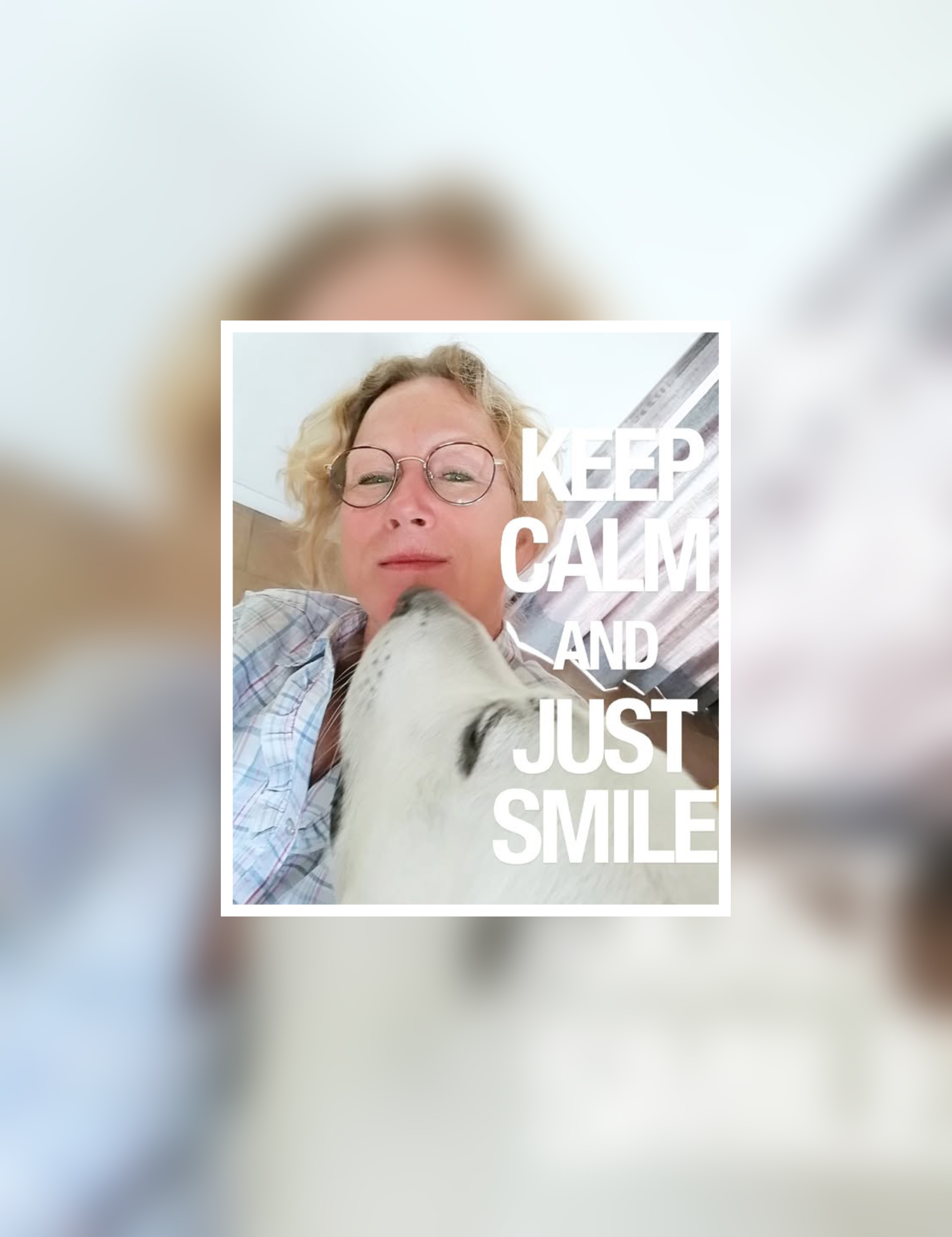 Een vrouw maakt een selfie terwijl ze met een hond knuffelt, met een tekstoverlay die zegt: 'KEEP CALM AND JUST SMILE'.